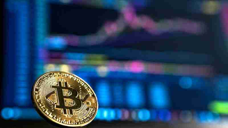 gold-colored Bitcoin - Bitcoin vs Altcoins, tags: und - unsplash